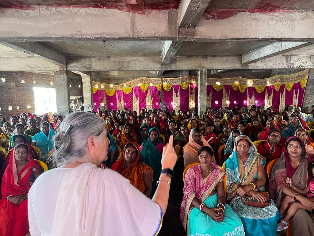comraderampari's tweet photo. आज बिहार समस्तीपुर जिला में एडवा की ओर से कैप्टन लक्ष्मी सहगल स्मृति दिवस पर आजादी के आंदोलन में वामपंथी महिलाओं की भूमिका बिषय पर चर्चा की गई। जिसकी मुख्य वक्ता सुभाषिनी अली थी । इस कार्यक्रम में करीब 400महिलाऐं भाग ली। https://t.co/u60zi5hBfL