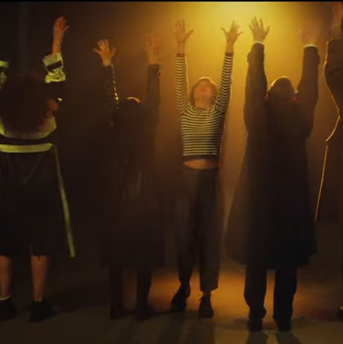 nt_put's tweet image. Yard Actの新曲、曲のクオリティはもちろんだが、今回はビデオクリップがめちゃくちゃイイ。ポスト・パンクにこういうカラフルさとポップさが加わるとかなり強いな。

Yard Act - The Trench Coat Museum youtu.be/7P0YpeMPZ9g @YouTubeより