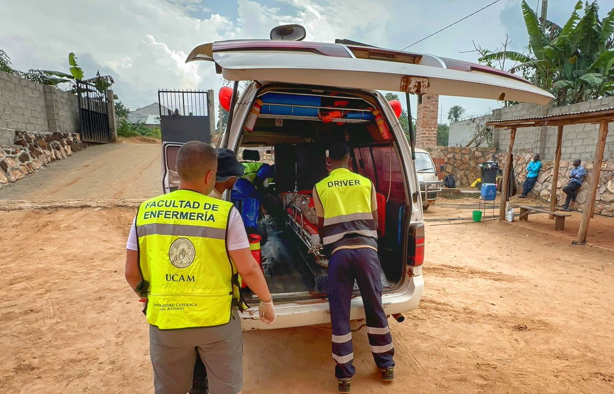 UCAM's tweet photo. Los profesores de la UCAM @ManuelDreamer y Purificación Ballester se encuentran en Uganda impartiendo formación a sanitarios de este país y atendiendo a pacientes. Es el tercer año que realizan esta acción, integrados en el equipo @WORLDPROJECTONG, con el apoyo de la Universidad. https://t.co/v30WnRTuvi