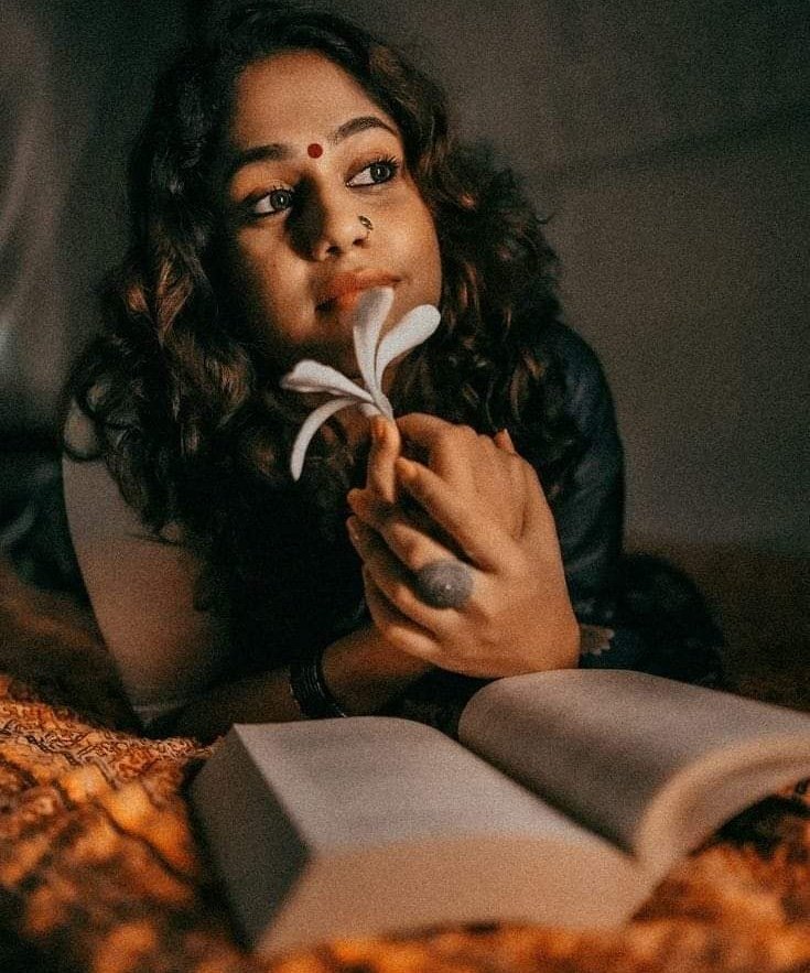 खुली किताबो की तरह बहुत से अल्फाज़ है तुझमें। 
और किताबो की तरह ही खामोश रहती  हूँ।   📖