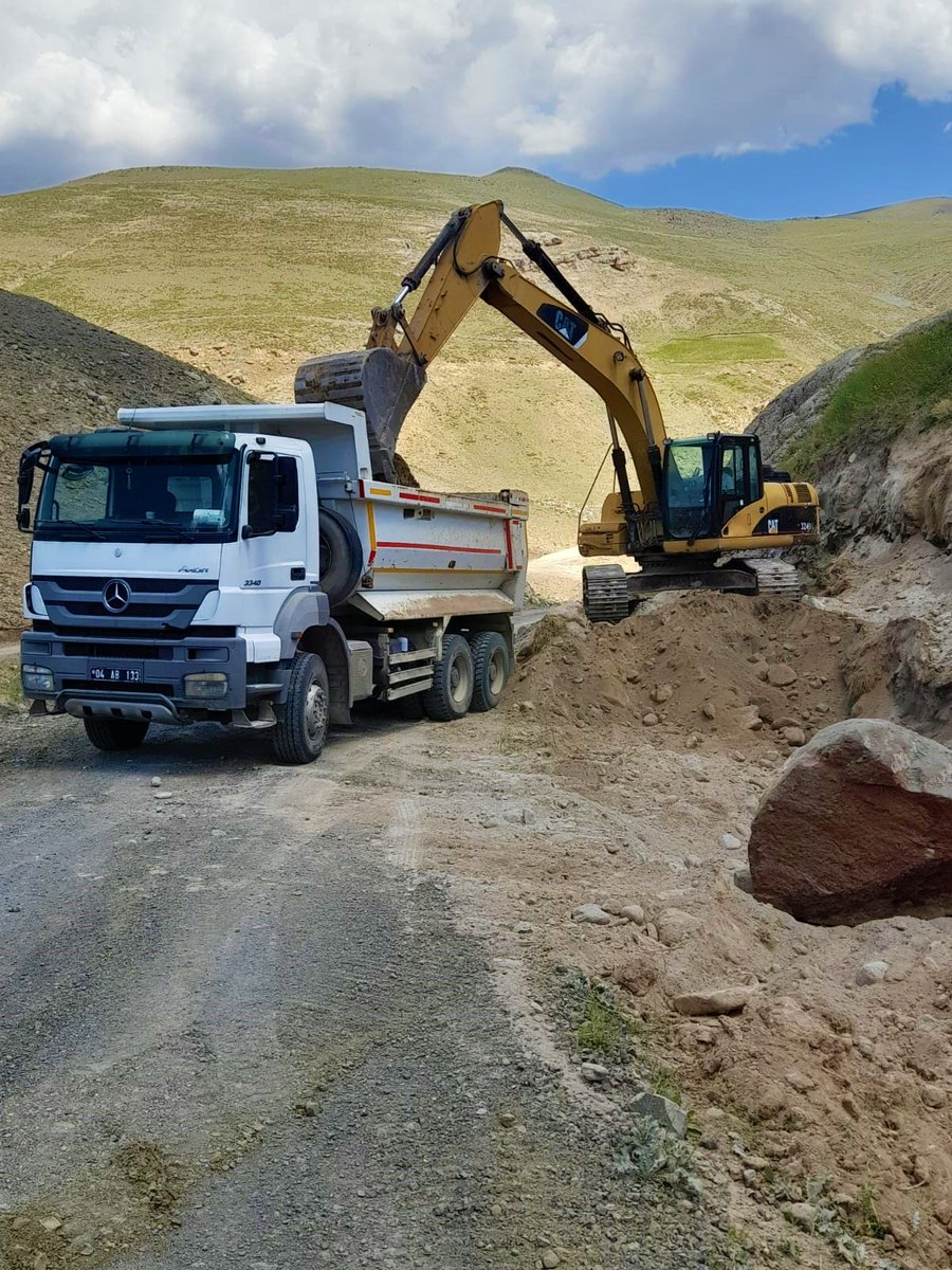 Agriozelidare's tweet image. 2023 yılı yatırım programı kapsamında; #Hamur ilçemize bağlı #Kaçmaz köyü ile #Soğanlıtepe köyü arasındaki yolda asfalt öncesi altyapı çalışması yürütüldü.
