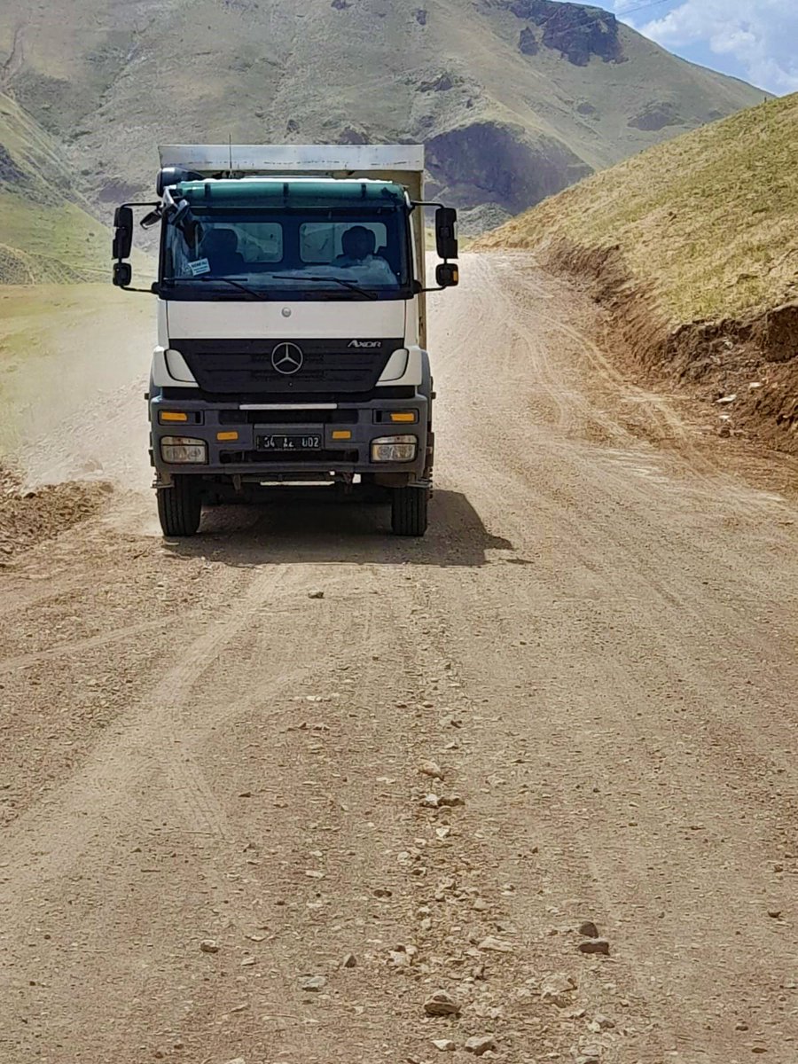 Agriozelidare's tweet image. 2023 yılı yatırım programı kapsamında; #Hamur ilçemize bağlı #Kaçmaz köyü ile #Soğanlıtepe köyü arasındaki yolda asfalt öncesi altyapı çalışması yürütüldü.