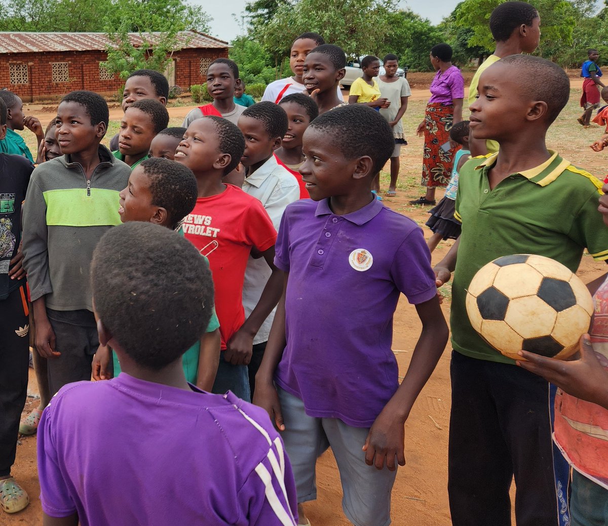 UNICEFMalawi's tweet photo. Play improves the cognitive, physical, social, and emotional well-being of children and young people.
These young children at a #ChildFriendlySpace at Chileka in Blantyre are having fun and competitive games at a children's corner, supported by #UNICEF. https://t.co/8Cx3TDT9U4