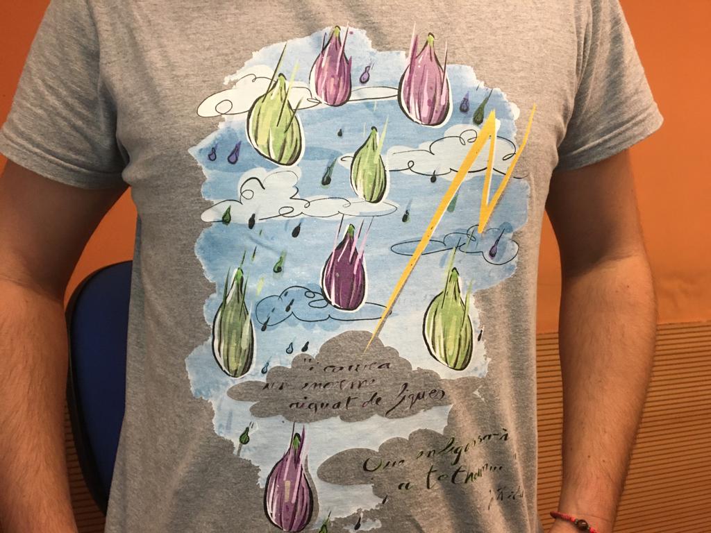 Així és la samarreta que llueix avui @Abelunimbus! ✨ Obra de l'il·lustrador @OriolMalet i amb un fragment de la cançó 'Lluna robada', de Pau Riba. 👇