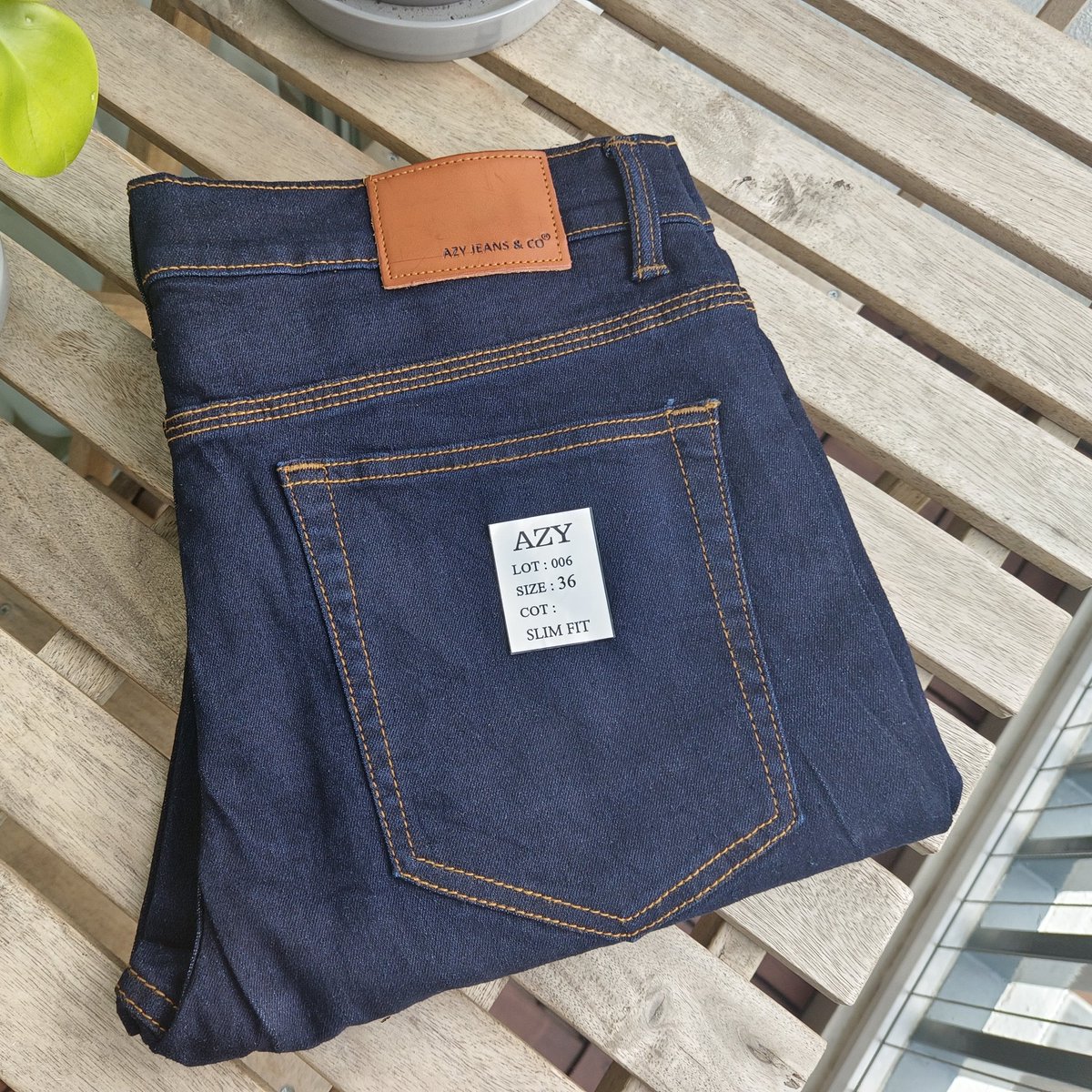 SyedAkramin's tweet photo. STRAIGHT OUTTA KELANTAN

Tadi ke Bangi, jumpa butik jeans. Saya pun cuba sehelai, tanpa cakap banyak terus bayar. 

Sempat berbual dengan penjaga kedai, katanya jeans ini dijahit di Kuala Krai oleh anak tempatan, sebahagian besar proses gunakan tangan. Patutlah sedap lain macam. https://t.co/jlS7ZTeJ4g