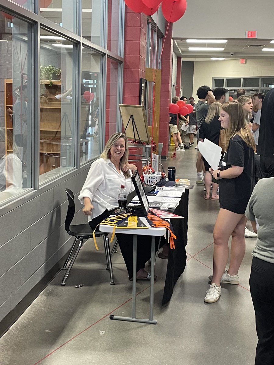 ForsythCHS's tweet photo. 🐾 Dawg Day is in full swing today! Teachers, ambassadors, and parent volunteers were excited to see our seniors this morning. Juniors and sophomores, don’t forget to stop by from 11-12:45. Freshmen, we can’t wait to see you from 1:30-3! #chouse https://t.co/vWXZAXhG1G