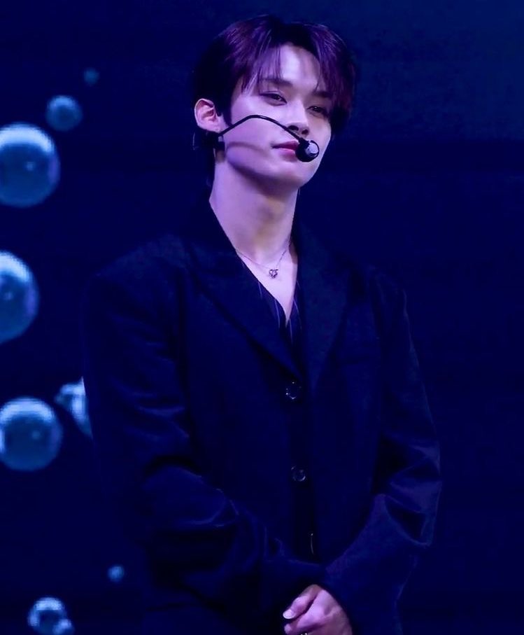 diknowthinker's tweet photo. An in-depth analysis of Lee Know’s performance smirk 
—(I’m hanging on by) a thread; https://t.co/deupW1hFR3