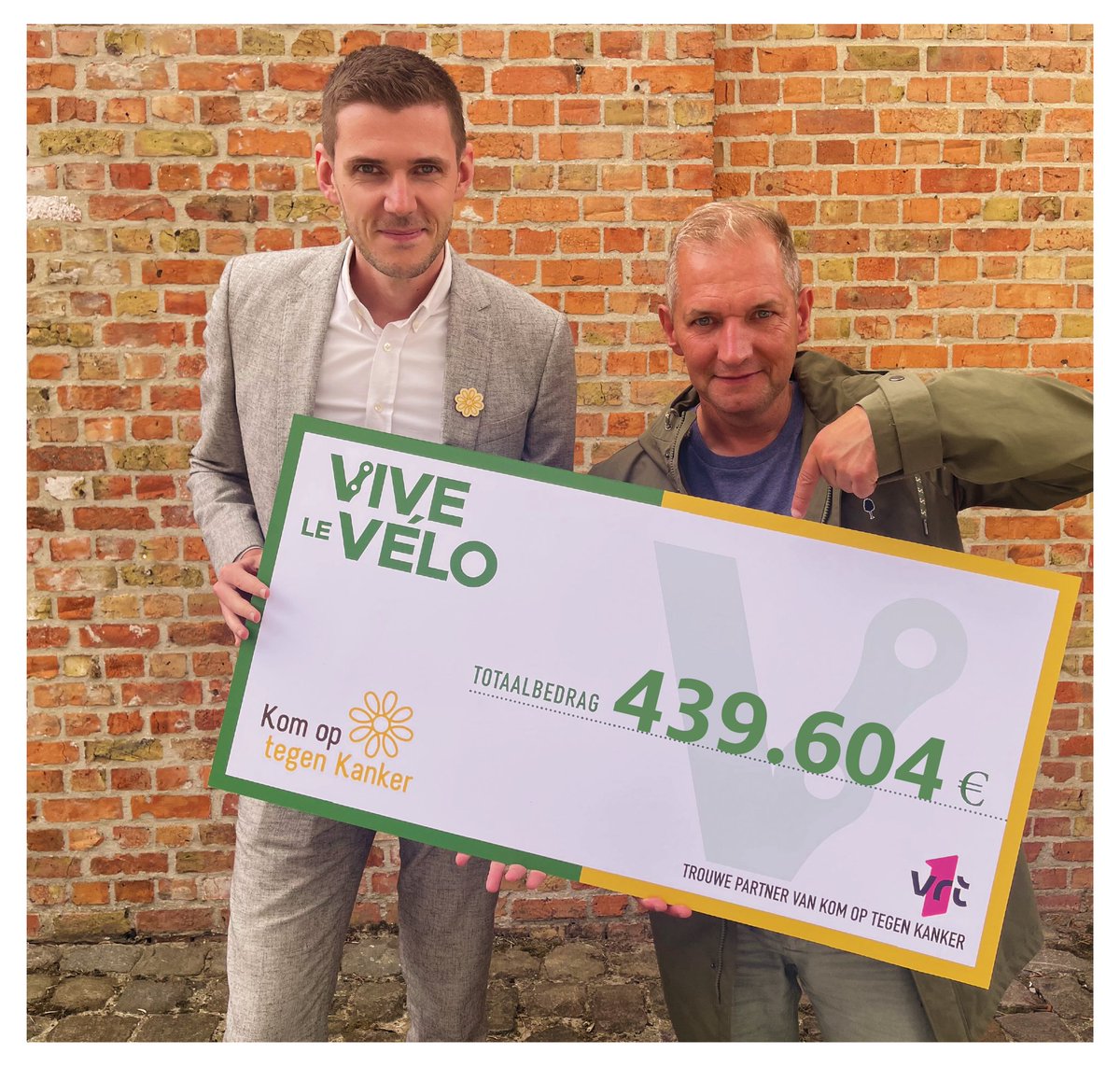 Bijna 440.000 euro op 3 weken voor @komop_tgkanker nieuw record. Dank wielerminnend Vlaanderen, jullie hebben een groot ❤️