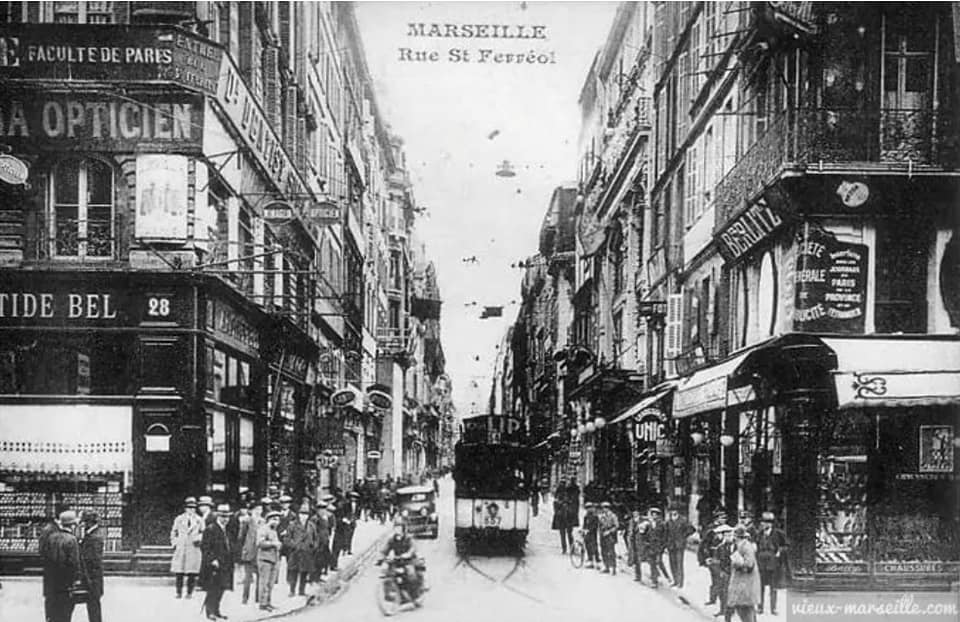 PereBilo's tweet photo. La Rue Saint Fé, née en 1693 à Aujourd'hui ! 👗 https://t.co/AdFrUkgLW9