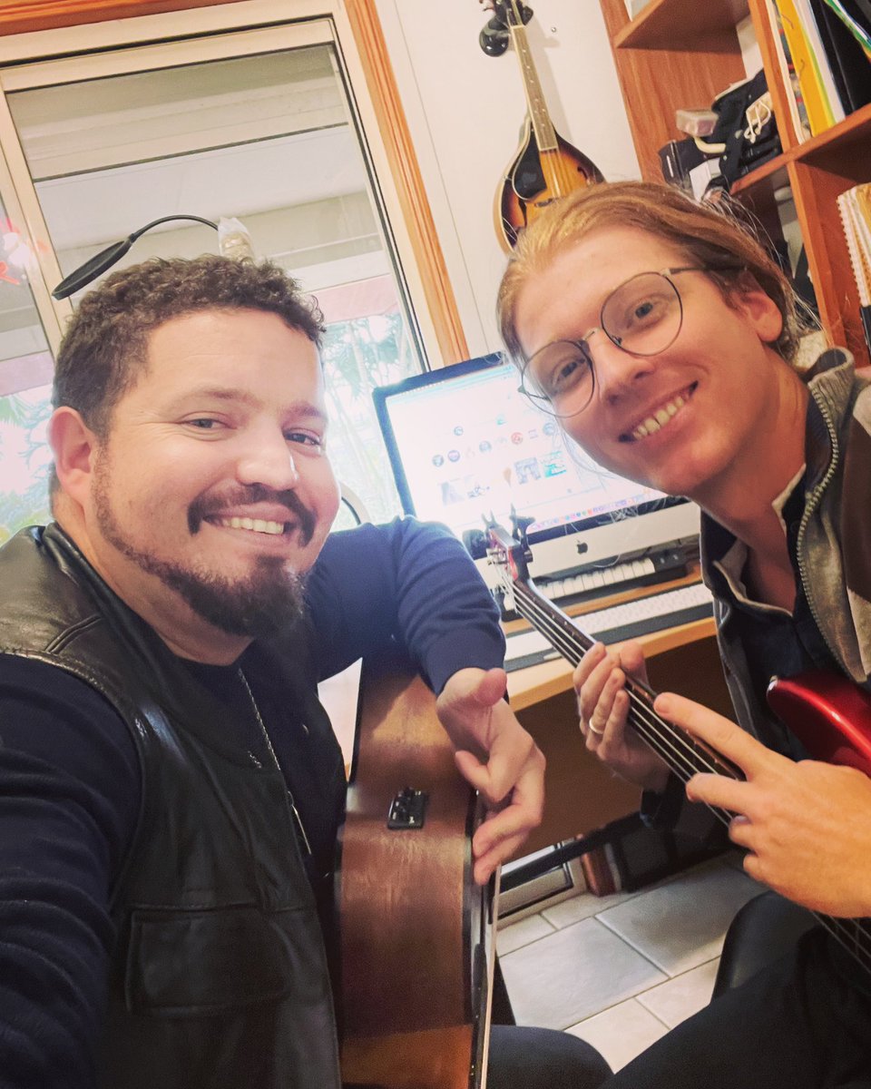 Certainement mon dernier « tweet » avant de passer au « xweets » 😄

Petit moment musique et partage avec notre star nationale 😜 #chill <a href="/FlorentMoro/">Florent Moro</a>