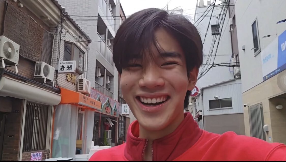 nattawat_jiro's tweet photo. Now that GMMTV has already uploaded the Osaka vlog on their channel, can they already allow Fotfot's vlog to continue? 😭

#FourthNattawat
#FotfotVlog
#FotfotChannel https://t.co/zID4xTtu6x