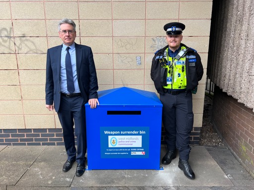 Sutton_WMP's tweet image. PCSO Walton along with students from @BVGS1527 have partnered with @WestMidsPCC to install a weapon surrender bin in Sutton Coldfield Town Centre.
👍 #Stopknifecrime @CrimestoppersUK @WMPolice