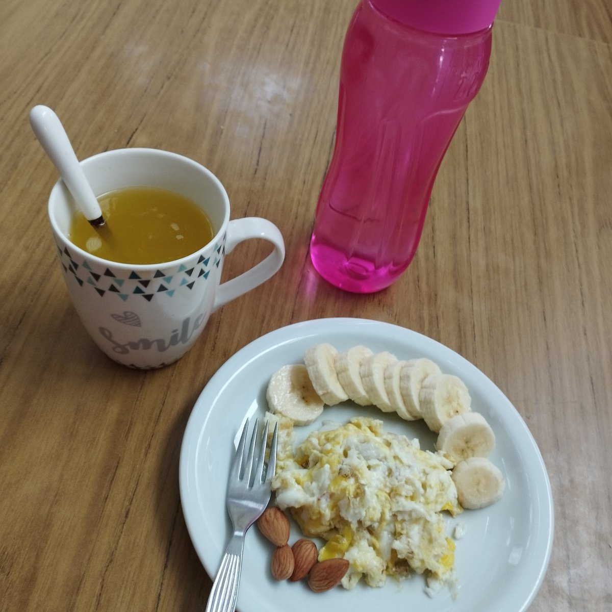 Hace mucho que no subo fotos de mis comidas asique hoy lo voy a hacer.
Desayuno: 186 kcals #edtw #deficitcalorico #gorda