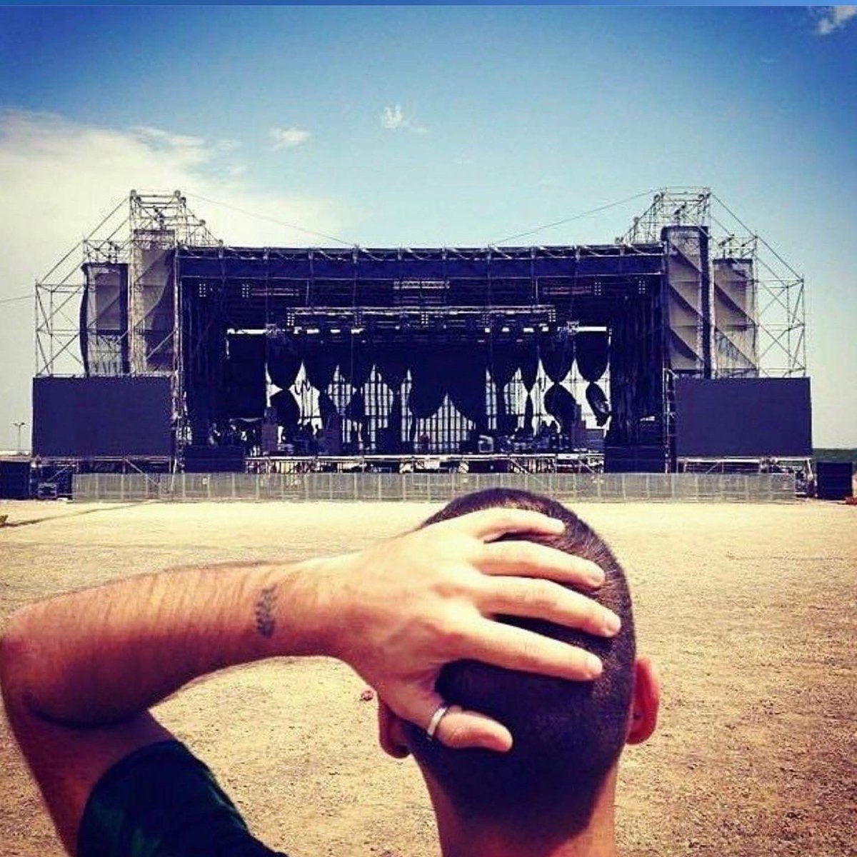 AndresCampoOFC's tweet photo. Entre estas dos fotos hay 12 años, en una soñando, en la otra a punto de cumplir ese sueño..
Si tuviese delante a ese Andrés le diría: Ojo con lo que deseas, que se puede hacer realidad.. Nos vemos haciendo historia chic@s! @MONEGROSFEST 

Between these photos, there are 12 years, in the first
one, dreaming, and in the other, about to fulfill that dream. If I had that Andrés in front of me, I would say:
Be careful what you wish for, as it can come true. See you guys making history!