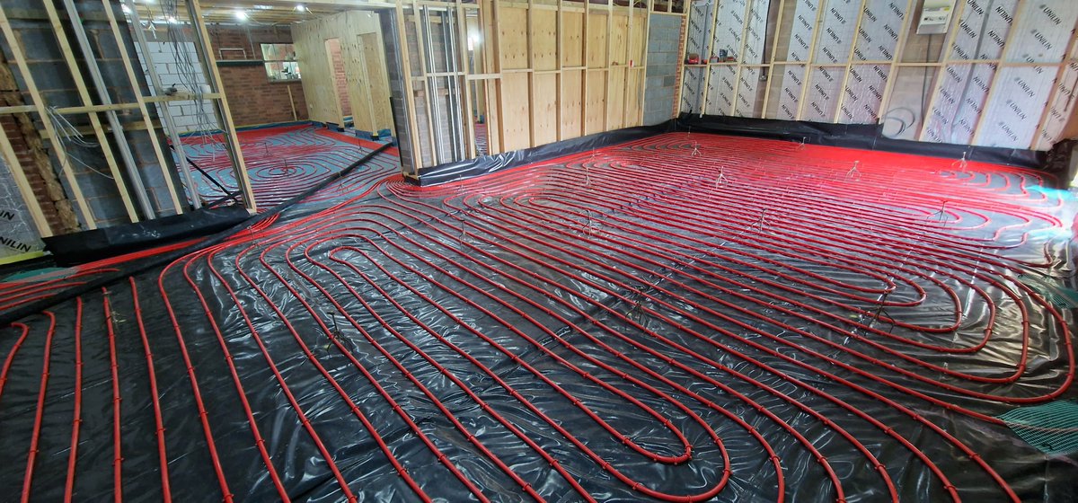 Floscreed's tweet photo. Fast drying cement based screed laid over UFH pipes to a house in Ledbury.
#floscreedukltd01873850054 #flatfloor #fastdry https://t.co/DUFv3PjblA