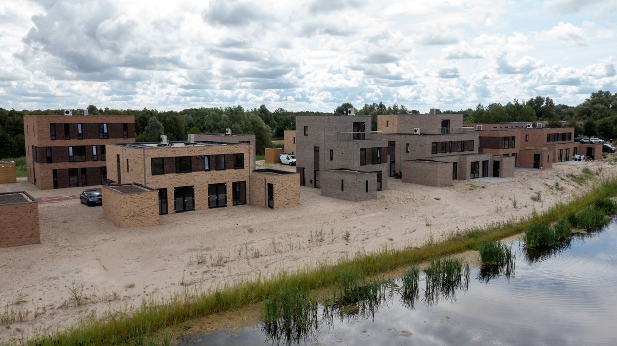 Vandaag de laatste woning opgeleverd van het project 43 woningen Duin en Water in #Lelystad.
Het was een mooi project om uit te voeren
19 juli 2022 gestart met het heiwerk
25 juli alles opgeleverd aan tevreden kopers
<a href="/VanWijnenGroep/">Van Wijnen</a>  <a href="/gosse42/">gosse.cox</a>  <a href="/vandersluistb/">Van der Sluis</a>  
<a href="/JKKokMetselen/">Jurgen Kok</a>