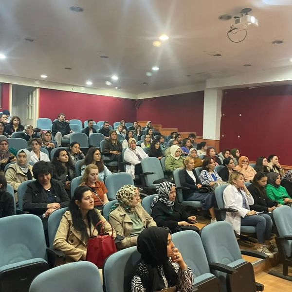 BilHemveAso's tweet photo. Bilecik Halk Eğitimi Merkezi olarak usta öğreticilerimiz için İş Sağlığı ve Güvenliği kursu açtık. Bu kursumuzda usta öğreticilerimize iş ortamında meydana gelebilecek kaza, yaralanma ve yangınlara karşı alınacak önlemler hakkında bilgiler verildi. Kursumuzdangörüntülerimiz https://t.co/RYQWc3MUv1