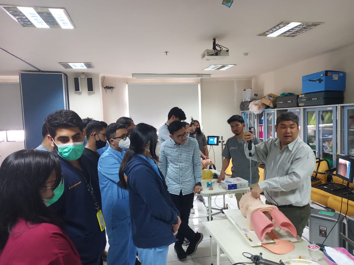 Paulo_SanPedro's tweet photo. One of the advantage of an #opticalstylet over a #FEI is that the tip of the scope is inside the ETT. I can move structures or go through secretions without loosing the view. Lecturing at Rumah Sakit Cipto Mangunkusumo, Jakarta
#airwaymanagement #difficultairway #anesthesiology https://t.co/zfTQfZHGjO