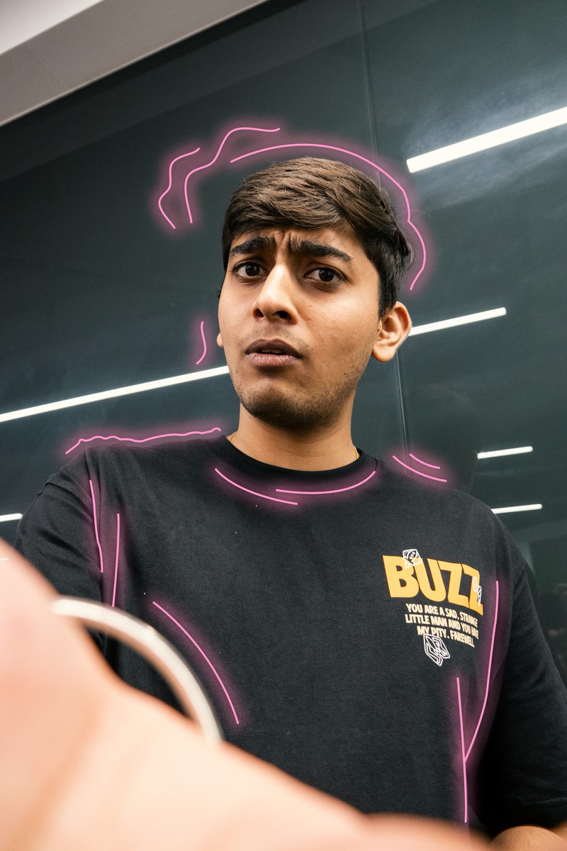 RedmiIndia's tweet image. Can you guess what @themakeavish is so awestruck by? 😍

#TheRevolution #StayTuned