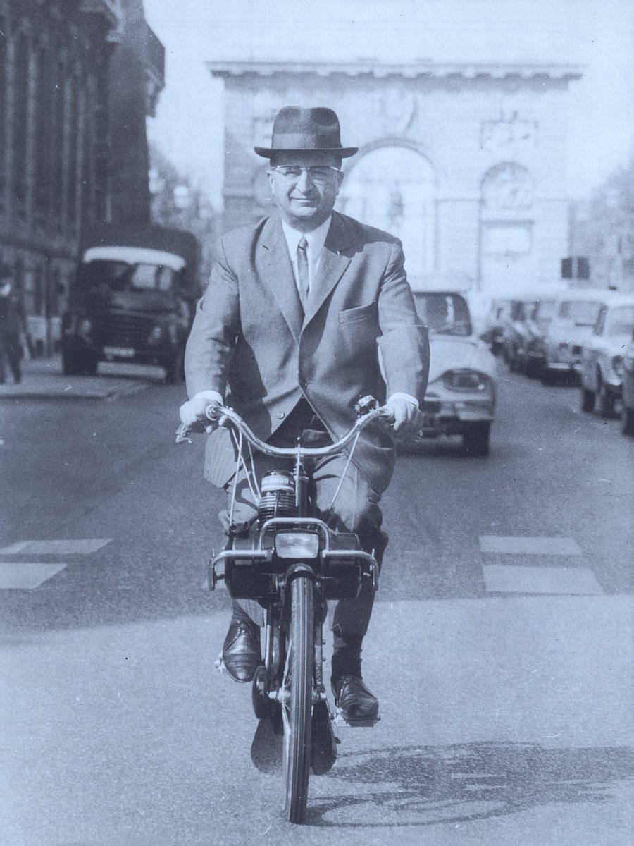ArchivesMtp34's tweet photo. 🎂Aujourd'hui nous fêtons le 110e anniversaire de la naissance de François Delmas, 50e maire de @Montpellier_.
Il succède en 1959 à Jean Zuccarelli et cède la place à Georges #Freche en 1977.
5DOC210 Livre d'or de l'ASEM https://t.co/8VzWnoldTn