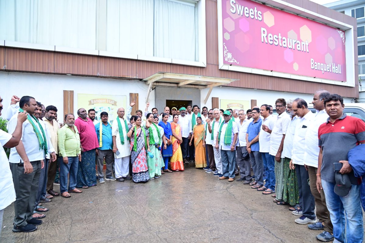 DevineniUma's tweet photo. అమరావతి రాజధాని మాస్టర్‌ ప్లాన్‌ను విధ్వంసం చేస్తూ ఆర్‌-5 జోన్‌లో చేస్తున్న నిర్మాణాలు నిలిపివేయాలని అమరావతి పరిరక్షణ సమితి కన్వీనర్‌ @KOLIKAPUDISRINU చేస్తున్న పాదయాత్రకు మద్దతు తెలుపుతూ తుమ్మలపాలెం, గుంటుపల్లి, గొల్లపూడి, విజయవాడ అమ్మవారి దేవస్థానం వద్ద పూజలు నిర్వహించి (1/2) https://t.co/Fg4V9f2TcS