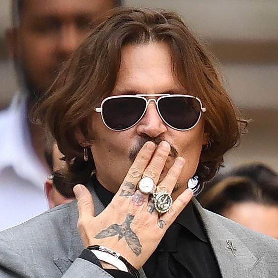 choquei's tweet photo. 🚨AGORA: Johnny Depp é encontrado inconsciente e a banda do ator cancela agenda de shows. https://t.co/NF4lHr7hoU