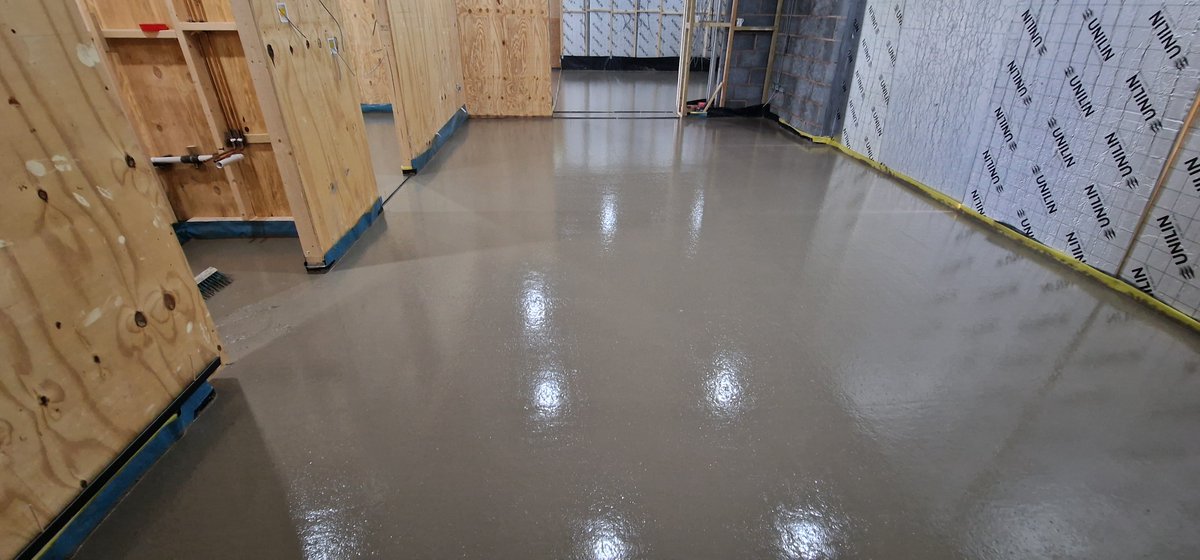 Floscreed's tweet photo. Fast drying cement based screed laid over UFH pipes to a house in Ledbury.
#floscreedukltd01873850054 #flatfloor #fastdry https://t.co/DUFv3PjblA