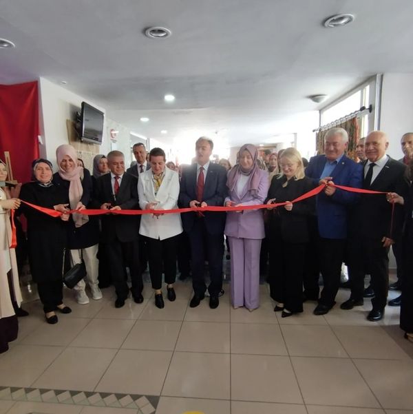 BilHemveAso's tweet photo. 1-7 Haziran Hayat Boyu Öğrenme Haftası kapsamında Bilecik Halk Eğitimi merkezinin düzenlediği yıl sonu sergisi  Bilecik Valisi Dr. Sayın Kemal KIZILKAYA' nın katılımları ile açıldı.  Öğretmenlerimizin ve kursiyerlerimizin emek verdiği birbirinden özel çalışmalar görücüye çıktı. https://t.co/H9KVuXqVY9