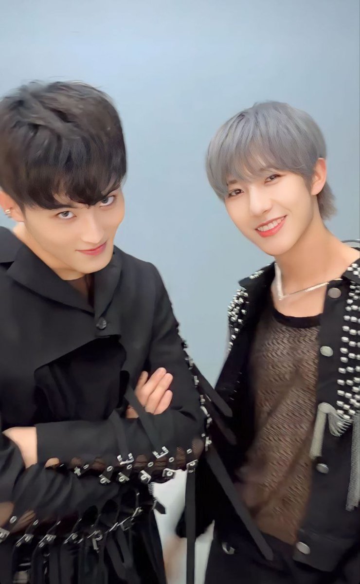 nct_menfess's tweet photo. Mark kaya ngeledek: "hayo matanya salfok kemana" salfok baju ade mu itu lhoo markk, renjuniee 😭😭 nct! https://t.co/nQWDHgjJJk