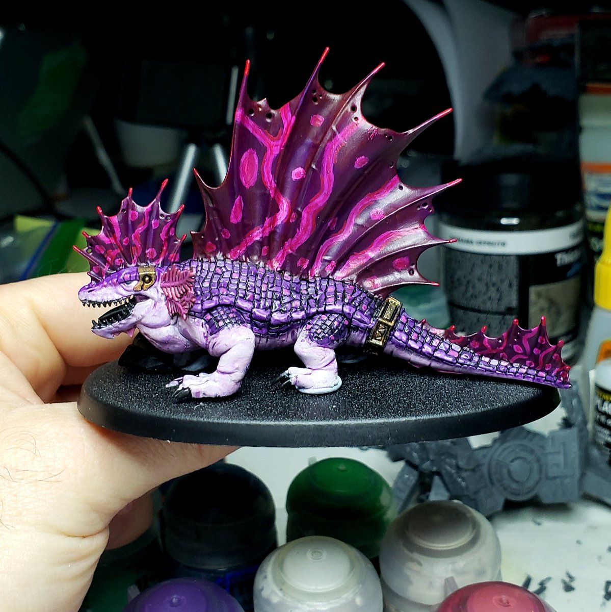 SinaraiP's tweet photo. Made some good progress last night on the Spawn of Chotec, though not 100% sure how I feel about the sail. May need to go back and redo some highlights? What do y'all think?
#WarhammerCommunity #Warhammer #AgeOfSigmar #Seraphon #AnimosityV #PaintingWarhammer #SpawnOfChotec https://t.co/mjxXNnro19