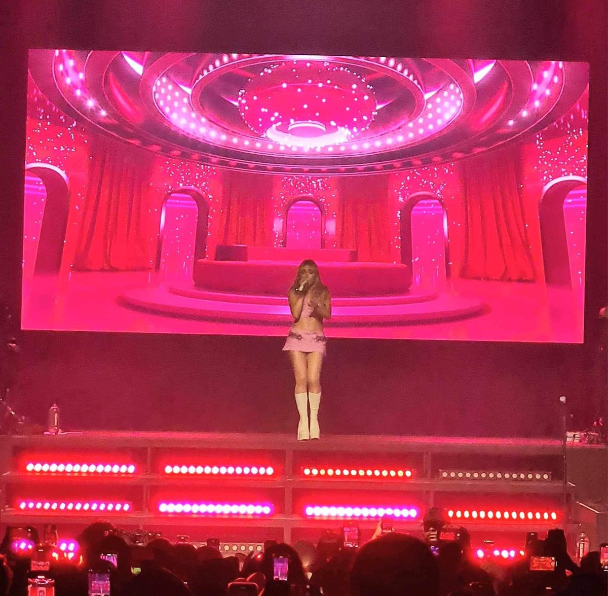 philconcerts's tweet photo. Say hello to Sabrina Carpenter 💗 @livenationph https://t.co/VNKlh8l669