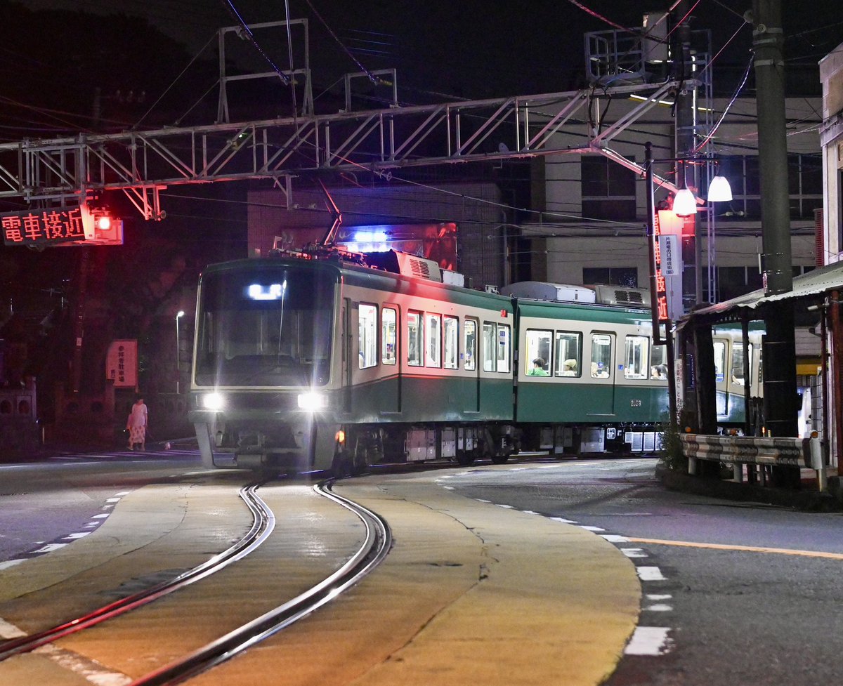 鎌倉旅行をした時に人生で初めて江ノ電に乗ったので写真を撮ってきたんですが、なぜかすごい物足りなさを感じる写真になってしまいました。