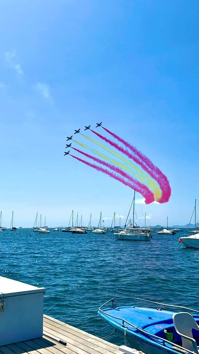 ¡Espectacular! Este mediodía (25/07/2023), exhibición aérea de la <a href="/patrullaguila/">Patrulla Águila</a> en #SantiagoDeLaRibera, pedanía de #SanJavier (#Murcia). Día de Santiago Apóstol, patrón de #España. Imagen: Phoebe Liddiard.