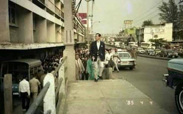 ครั้งน้ำท่วมใหญ่กรุงเทพฯ ปี 2526 รัชกาลที่๙ทรงเสด็จฯ ออกตรวจสภาพน้ำท่วมครั้งแรกในวันที่ 8 ต.ค. 2526 บริเวณรามคำแหง หัวหมาก หมู่บ้านเสรี - Indoor stadium และซอยศูนย์วิจัย ซึ่งน้ำท่วมสูงเป็นอย่างมาก สิ่งที่พสกนิกรอาจจะไม่เคยทราบมาก่อนว่า ในขณะนั้นในหลวง ร.๙ เสด็จฯ ขึ้นประทับ