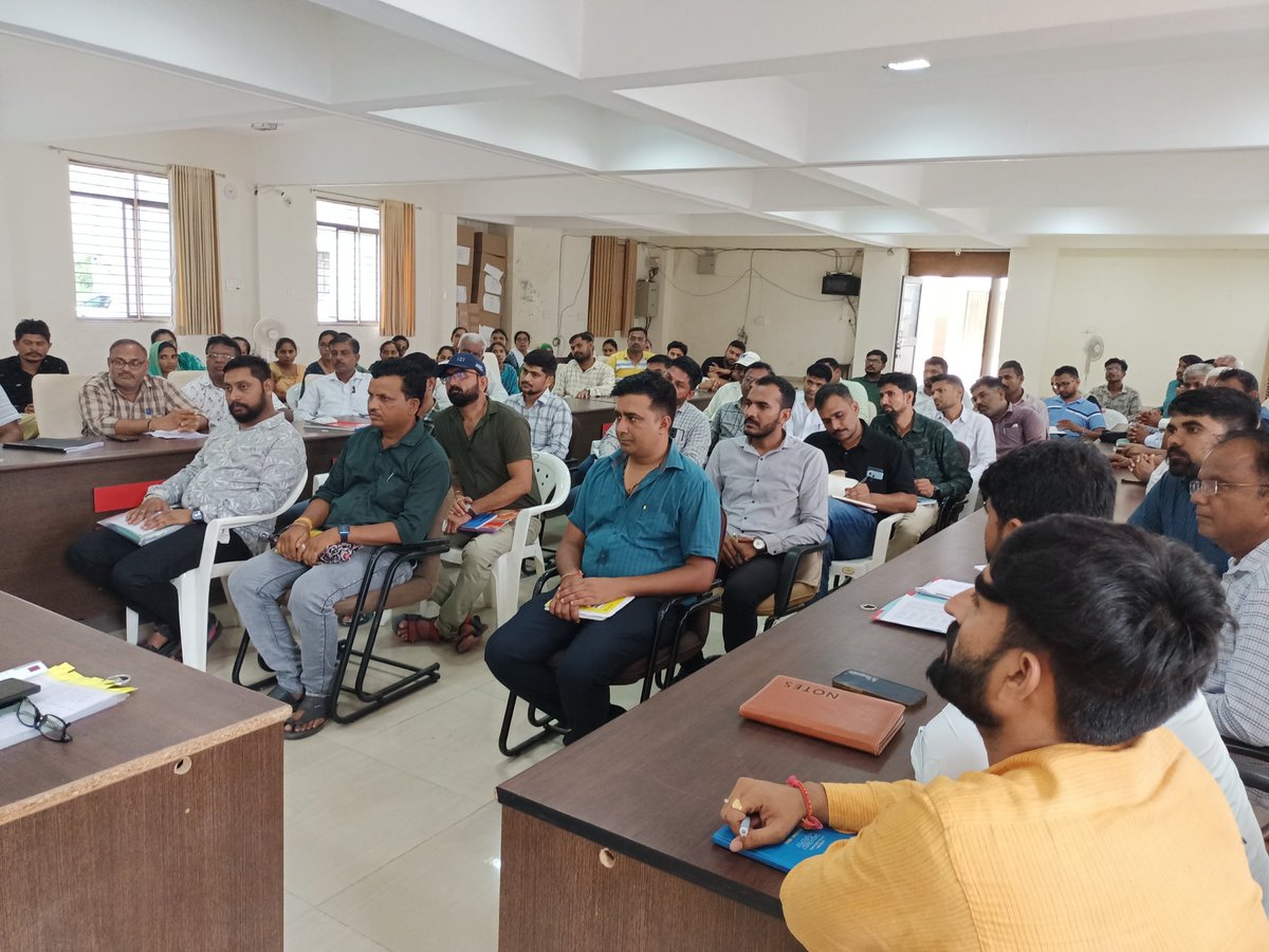 sabarkanthadp's tweet photo. ૧૫માં નાણાપંચ અંતર્ગત કરવાના થતા બાકી કમો માટે પોશીના, વિજયનગર, ઇડર, હિંમતનગર અને પ્રાંતિજ તાલુકાના ૧૦૦ જેટલા સરપંચશ્રી/તલાટીશ્રીઓની બેઠક ભરી સરકારશ્રી દ્વારા વખતો વખત બહાર પાડવામાં આવતા પરિપત્રોની જાણકારી આપી અને બાકી રહેલ કામોને ટોચ અગ્રતા આપી પૂર્ણ કરવા અનુરોધ કરેલ. https://t.co/UUFOYMWzIs