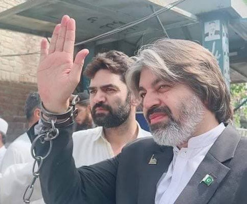 AliAwanPTI's tweet photo. آج ایک مرتبہ پھر PTI کے دلیر لیڈر علی محمد خان کو گرفتار کر لیا گیا۔ کے پی پولیس عدالت میں لکھ کر دے دے کہ ہم نے بے گناہ ہونے کے باوجود PTI سے وابستہ افراد کو رہا نہیں کرنا، چاہے عدالت جو بھی فیصلہ دے اس طرح عدالت کا وقت اور پیسہ بھی بچ سکے گا۔
دوسری طرف ہفتوں سے پابند سلاسل صنم جاوید کے شوہر کو گرفتار کر لیا گیا جن کا جرم صنم کا شوہر ہونے سے زیادہ کچھ نہیں۔
یاد رکھو ظلم کی رسی جتنی دراز ہوگی اللہ کی پکڑ بھی اتنی ہی سخت ہوگی۔
#خان_تیرے_ساتھ_رہیں_گے