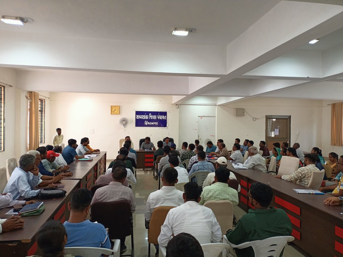 sabarkanthadp's tweet photo. ૧૫માં નાણાપંચ અંતર્ગત કરવાના થતા બાકી કમો માટે પોશીના, વિજયનગર, ઇડર, હિંમતનગર અને પ્રાંતિજ તાલુકાના ૧૦૦ જેટલા સરપંચશ્રી/તલાટીશ્રીઓની બેઠક ભરી સરકારશ્રી દ્વારા વખતો વખત બહાર પાડવામાં આવતા પરિપત્રોની જાણકારી આપી અને બાકી રહેલ કામોને ટોચ અગ્રતા આપી પૂર્ણ કરવા અનુરોધ કરેલ. https://t.co/UUFOYMWzIs