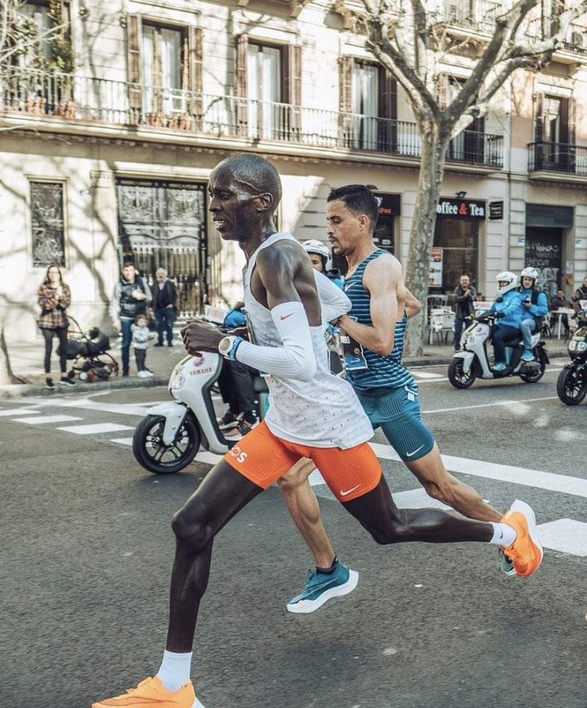 Después de un maratón 🏃🏻los niveles de citoquinas inflamatorias (IL-6, IL-8, IL-1B) aumentan durante 6hrs (igual que después de una cirugía mayor o quemaduras), ocasionando un estado de inmunosupresión durante el cual existe riesgo de adquirir infecciones🦠