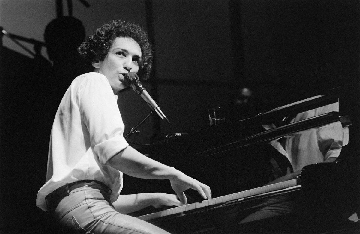 #Lemusiciendujour
"Je m’en irai dormir dans le paradis blanc".

2 août 1992, Michel Berger disparaissait brutalement à 44 ans, terrassé par une crise cardiaque. 

Auteur compositeur, il laisse d'innombrables chansons gravées dans les mémoires. Une qui vous touche ?
#vivezinspirés