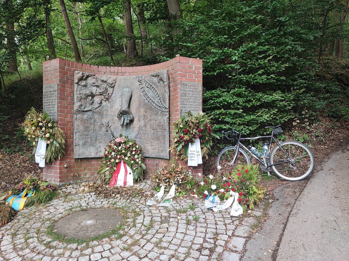 WeareWuppertal's tweet photo. Unterwegs nach #Wuppertal #Beyenburg mache ich immer eine kurze Pause am KZ #Kemna Mahnmal. Gerade im Moment mehr als angebracht. https://t.co/vPJdEHWyLO