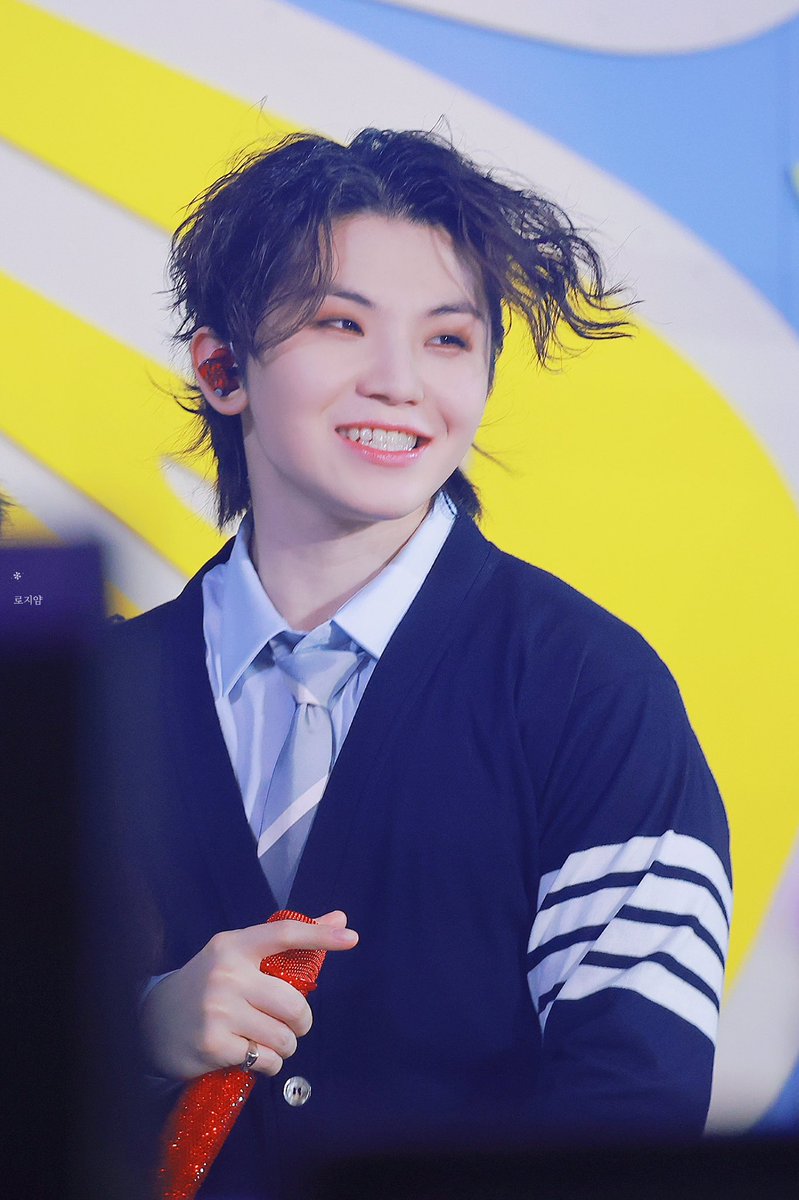 R0sieM00n's tweet image. 230721 팔로우 콘서트 day1

보리야~🥹

#우지 #이지훈  
#WOOZI