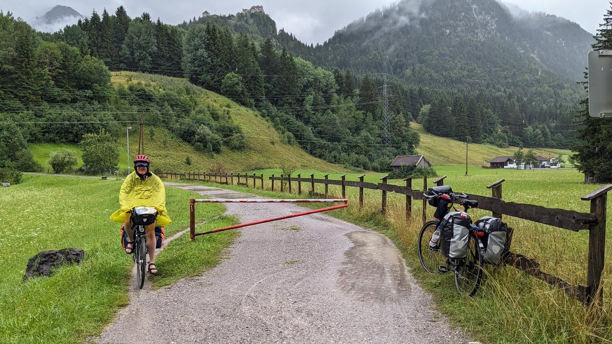 Sabine_MD's tweet photo. Nach sehr viel und kräftigem Regen gestern Abend und in der Nacht gab es Frühstück unterm etwas schützenden Sonnensegel im Lusspark Lermoos und dann ging es im Dauerregen über die #ViaClaudiaAugusta nach Reutte in Tirol, wo wir nun das #Lechtal erkunden wollen. https://t.co/lW5DqQdq5z