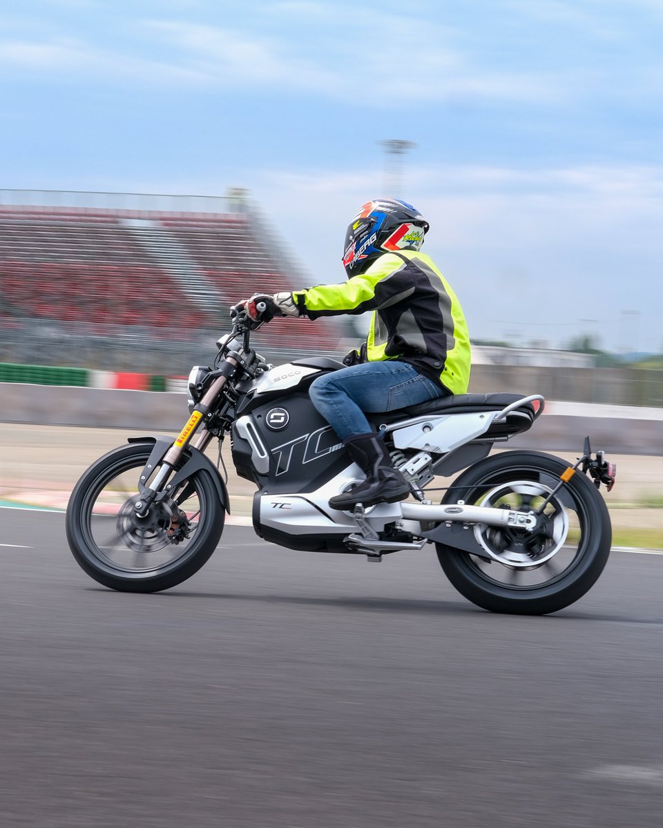 vmotosocouk's tweet image. Testing out the TC Max on track at the recent @vmotosoco Pro Day!

#Vmoto #SuperSoco #TCMax #EV