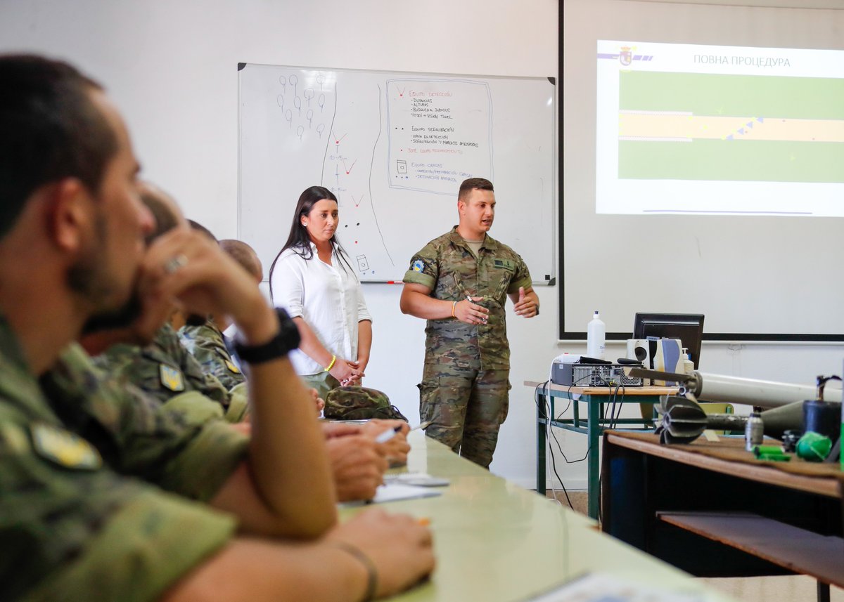 La ministra en funciones ha visitado en #Toledo a 44 militares 🇺🇦 ucranianos que reciben formación para luchar contra explosivos improvisados IEDs y desminado de terrenos: "tienen ustedes nuestra admiración por el ejemplo de coraje que dan al mundo". 
➡️ bit.ly/3YdDuqg
