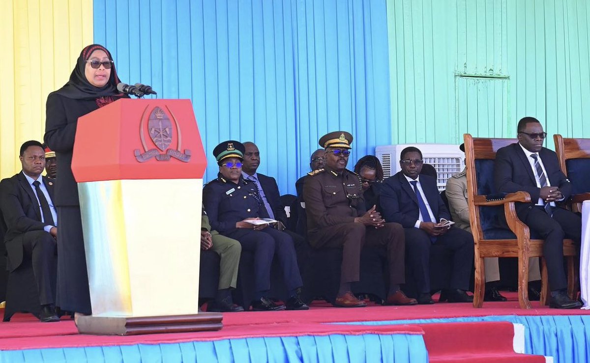 SuluhuSamia's tweet photo. Leo nchi yetu inaadhimisha siku adhimu kuwakumbuka mashujaa wetu. Hii ni miamba na majabali ya kihistoria ambayo kwa kujitoa kwao kwa hali na mali kumetufanya sisi kuwa huru, kuishi huru, kuwa na Taifa letu, nyumbani kwetu, na kuwa hapa tulipo kama nchi. 

Tunajenga mnara mrefu zaidi barani Afrika katika Jiji la Dodoma kama sehemu ya kuendelea kuwaenzi mashujaa wetu. Mnara huu ni alama nyingine ya uhuru wetu, shukrani yetu na kujitambua kwetu wapi tumetoka, wapi tupo na wapi tunakwenda. Nawaelekeza Ofisi ya Waziri Mkuu, Wizara ya Fedha na wote wanaohusika na ujenzi huu wa kihistoria kuhakikisha unakamilika kwa wakati na kwa viwango. 

Siku hii pia ni siku ya tafakari. Tafakari ya kuendelea kuyaishi waliyoyaamini na kuyasimamia mashujaa wetu kwa kutunza amani, umoja, utulivu, mshikamano na kufanya kazi kwa bidii kwa Taifa letu. 

Katika siku hii muhimu, tuendelee pia kukumbuka na kuzingatia kuwa Tanzania ni moja, itabaki kuwa moja na kamwe haitagawanyika. Tusikubali na hatutaruhusu mtu yeyote au kikundi chochote kutugawa kwa kisingizio chochote kile. 

Mwenyezi Mungu Ibariki Afrika. 
Mwenyezi Mungu Ibariki Tanzania.