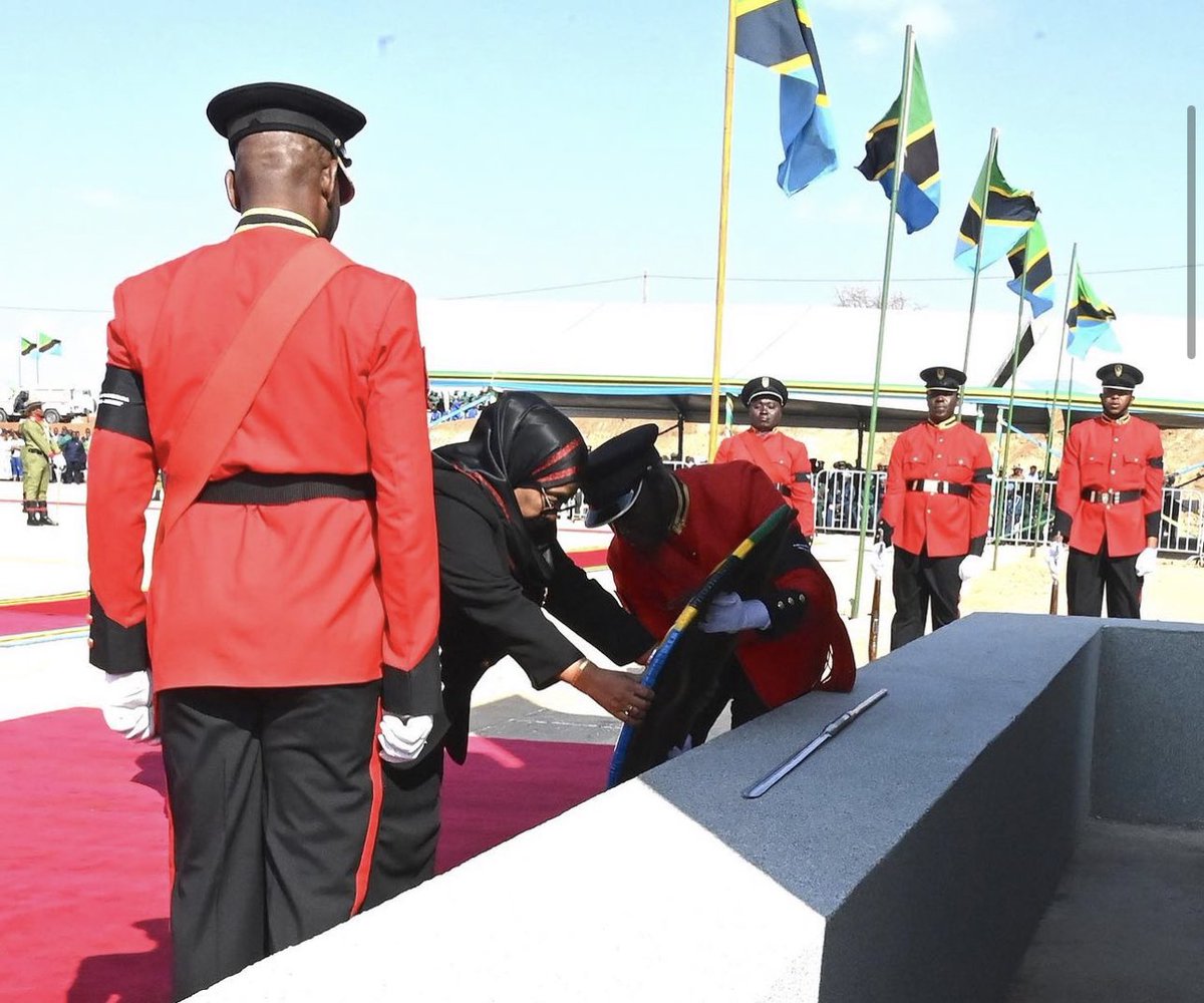 SuluhuSamia's tweet photo. Leo nchi yetu inaadhimisha siku adhimu kuwakumbuka mashujaa wetu. Hii ni miamba na majabali ya kihistoria ambayo kwa kujitoa kwao kwa hali na mali kumetufanya sisi kuwa huru, kuishi huru, kuwa na Taifa letu, nyumbani kwetu, na kuwa hapa tulipo kama nchi. 

Tunajenga mnara mrefu zaidi barani Afrika katika Jiji la Dodoma kama sehemu ya kuendelea kuwaenzi mashujaa wetu. Mnara huu ni alama nyingine ya uhuru wetu, shukrani yetu na kujitambua kwetu wapi tumetoka, wapi tupo na wapi tunakwenda. Nawaelekeza Ofisi ya Waziri Mkuu, Wizara ya Fedha na wote wanaohusika na ujenzi huu wa kihistoria kuhakikisha unakamilika kwa wakati na kwa viwango. 

Siku hii pia ni siku ya tafakari. Tafakari ya kuendelea kuyaishi waliyoyaamini na kuyasimamia mashujaa wetu kwa kutunza amani, umoja, utulivu, mshikamano na kufanya kazi kwa bidii kwa Taifa letu. 

Katika siku hii muhimu, tuendelee pia kukumbuka na kuzingatia kuwa Tanzania ni moja, itabaki kuwa moja na kamwe haitagawanyika. Tusikubali na hatutaruhusu mtu yeyote au kikundi chochote kutugawa kwa kisingizio chochote kile. 

Mwenyezi Mungu Ibariki Afrika. 
Mwenyezi Mungu Ibariki Tanzania.