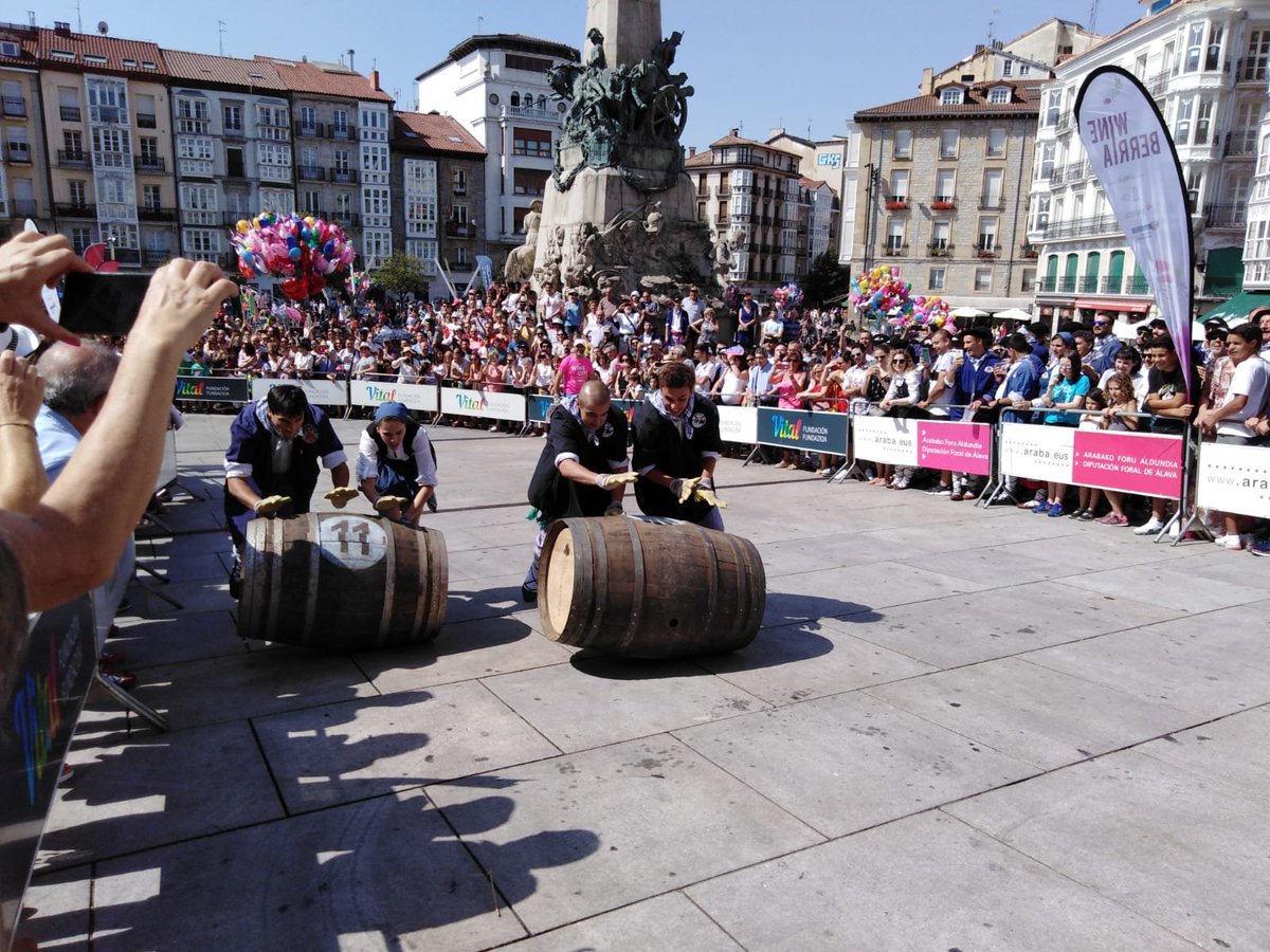 MasDUnoGipuzkoa's tweet photo. VI Carrera de Barricas de Vino para cuadrillas de #Blusas y #Neskas
Con Eduardo Yañez, Más de Uno Euskadi 25/07/2023 https://t.co/IF6KoOW243 
@slowfoodaraba 
@ENBA_eus 
#CharangaKriptonita
@vitoriawinecity 
@euskalencounter 
@ClusterGaia 
@jazzaldia #OlanaLiss
@GrupoYandiola https://t.co/Soaz3S6DdF