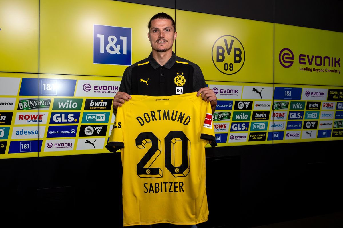 MediaBayernFR's tweet photo. Le Borussia Dortmund devra payer 2M€ en plus pour Sabitzer au Bayern si ils deviennent champion. / @BILD 

En gros on les aura pas https://t.co/Gra33p2NE8
