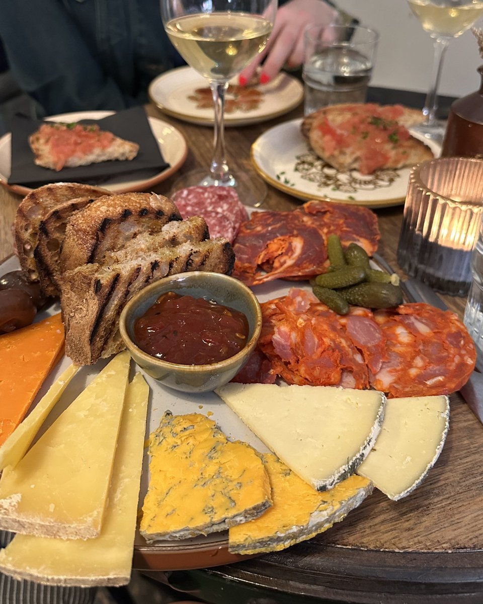 Happy Wine & Cheese Day! 🍷🧀 📍Nighthawks - Castle Arcade, Cardiff #wineandcheeseday