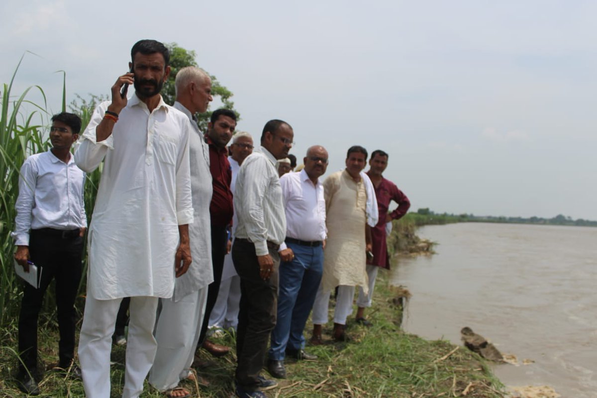 आज शबगा गांव पहुंचकर यमुना नदी में बड़े जलस्तर का जायजा लिया  जलस्तर बढ़ने से किसानों की जमीन का कटान हो रहा है जिसके संबंध में उपस्थित किसानों से वार्ता की और संबंधित अधिकारी को योजना बनाने के निर्देश दिए । <a href="/InfoDeptUP/">Information and Public Relations Department, UP</a> 
<a href="/UPGovt/">Government of UP</a> 
<a href="/CMOfficeUP/">CM Office, GoUP</a> 
<a href="/UPIrrigationWR/">Irrigation & Water Resources Department, UP</a> 
<a href="/rahat_up/">Rahat UP</a>